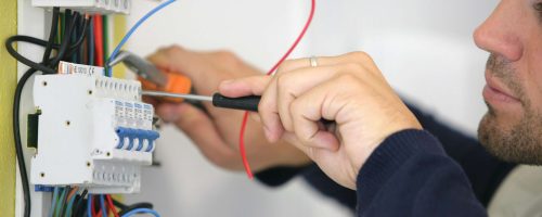 Intervention technique sur tableau électrique, essentiel pour Devenir Chargé d'étude en Électricité et la performance énergétique.
