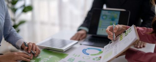 Mise en place d'une démarche RSE et de stratégies de Responsabilité Sociétale des Entreprises avec graphiques et indicateurs ESG.